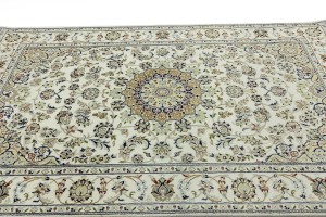 Cream Floral 5X8 Indo-Nain Oriental Rug